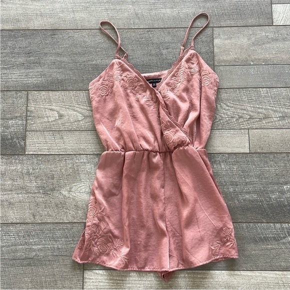 Kendall & Kylie Size Small Blush Pink Embroidered Lace Romper - Picture 2 of 8